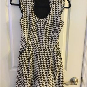 REDUCED! ELLE Adorable dress w/pockets,ruffle neck/cap slave black&white classic